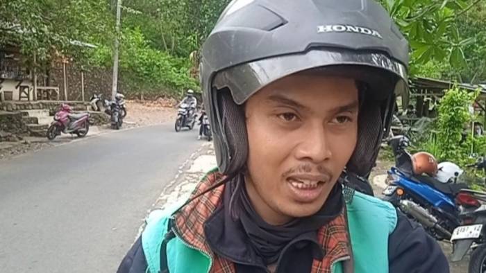 Foto : Pelintas jembatan Ciharong asal Ciamis Ojol, Haris saat diwawancara wartawan. Sabtu (04/04/2026)