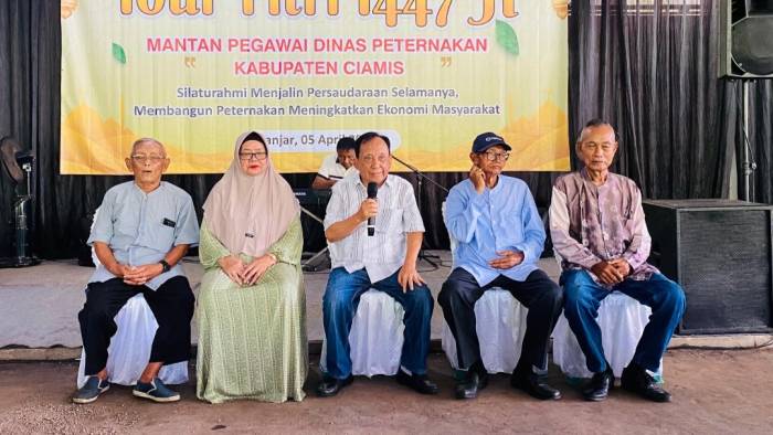 Foto : Mantri hewan yang masih ada di Ciamis, Banjar , Pangandaran, kiri Yoyo, ibu Dukandi, Ajat darajat, Djadja Sujani, dan Tatang Sutardi