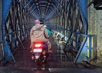 Hujan Deras, Jembatan Cirahong Rawan Tanpa Penjaga Warga Khawatir