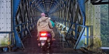 Hujan Deras, Jembatan Cirahong Rawan Tanpa Penjaga Warga Khawatir