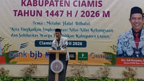 Foto : Ketua PGRI Ciamis Eddy Rusyana Memberikan sambutan dalam acara Halal Bihalal Pendidikan