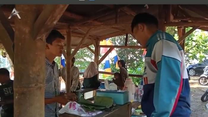 Foto : Aktifitas di Cirahong Salah seorang pengunjung sedang memesan salah satu kuliner khas Cirahong, Sorabi 