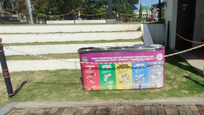 Foto : Tempat Sampah terpilah yang tersebar di alun alun Ciamis. 