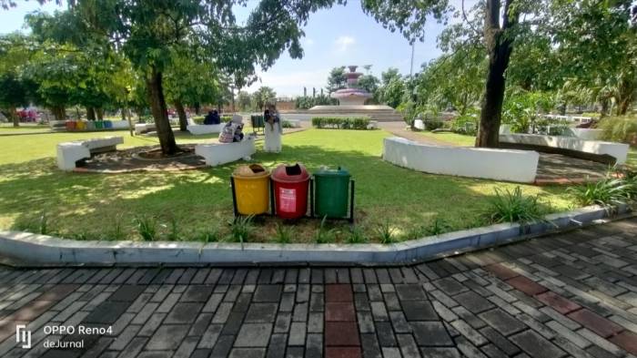 Foto : Salah satu spot alun alun Ciamis di sekitar terlihat tempat sampah dan tempat cuci tangan serta fasilitas untuk duduk.