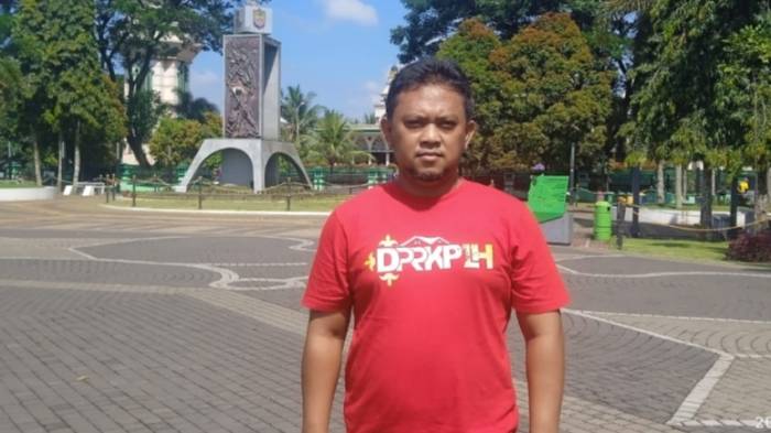 Foto : Sekdis DPRKPLH Ciamis, Aris Taufik Abadi saat di wawancra terkait fasilitas yang ada di alun alun Ciamis. Jumat (10/04/2026)