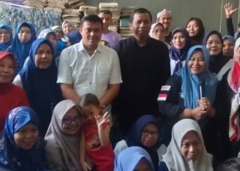 Foto : Kepala Bidang Kebersihan, Persampahan, dan Pertamanan (KPP) DPRKPLH Ciamis, Irwan Efendi bersama Kepala DPRKPLH Ciamis Giyatno, dan Komunitas Bank Sampah Kabupaten Ciamis, saat memperkenalkan program BerSeka di acara Halal Bihalal Asobsi. Sabtu (11/04/2026)