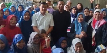 Foto : Kepala Bidang Kebersihan, Persampahan, dan Pertamanan (KPP) DPRKPLH Ciamis, Irwan Efendi bersama Kepala DPRKPLH Ciamis Giyatno, dan Komunitas Bank Sampah Kabupaten Ciamis, saat memperkenalkan program BerSeka di acara Halal Bihalal Asobsi. Sabtu (11/04/2026)