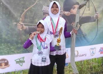 Foto : Dua Saudara Arisha Zhafira dan Aisha Zahra Peraih Medali di Kompetisi Condong Archery 2026. Minggu (11/04/2026)