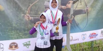 Foto : Dua Saudara Arisha Zhafira dan Aisha Zahra Peraih Medali di Kompetisi Condong Archery 2026. Minggu (11/04/2026)