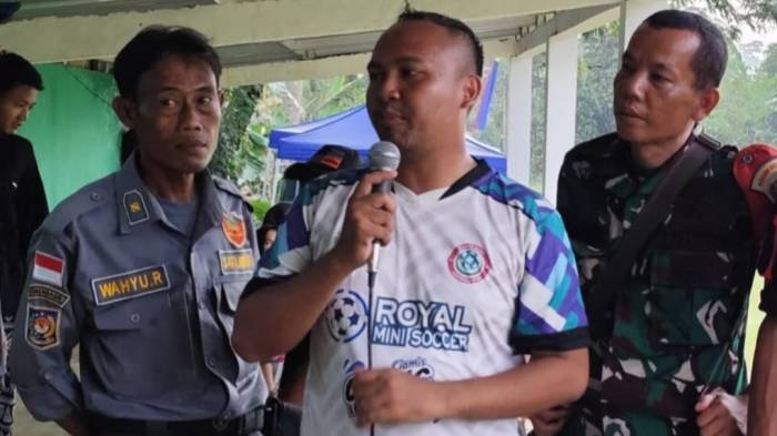 Foto : Lurah Cigembor Nandra Orlando saat memberikan sambutan pembukaan Lurah Cigembor Cup di lapang Lokawinaya. Kamis (17/04/2026)