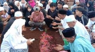 Suasana Haru Iringi Pemakaman Korban Pengeroyokan  Sekelompok Preman di Purwakarta