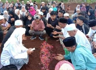 Suasana Haru Iringi Pemakaman Korban Pengeroyokan  Sekelompok Preman di Purwakarta