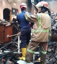 Aksi Damkar Kabupaten Sukabumi Tangani Rumah Kebakaran