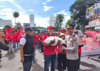 Ratusan Buruh Lakukan Aksi May Day Sampaikan Aspirasi Dikawal Polres Garut Secara Humanis