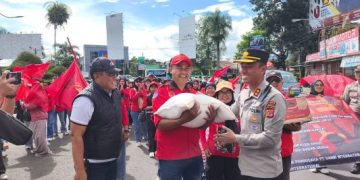 Ratusan Buruh Lakukan Aksi May Day Sampaikan Aspirasi Dikawal Polres Garut Secara Humanis
