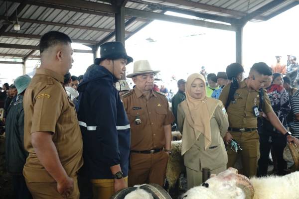 Bupati Garut Tinjau Langsung Kesiapan dan Kualitas Hewan Kurban Ke Pasar Hewan dan Pasar Andir Jelang Iduladha 1447 H