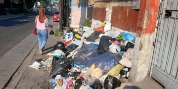 Bau Busuk Akibat Tumpukan Sampah Yang Menggunung Hampir Disekitaran Wilayah Kecamatan Cileunyi