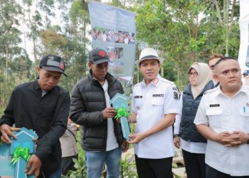 Bupati Hadiahkan Rumah Baru untuk Keluarga Ato dan Desi Korban  Terdampak Longsor Pangalengan