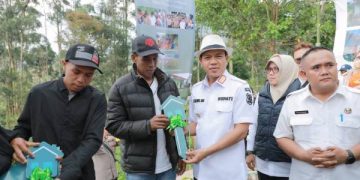 Bupati Hadiahkan Rumah Baru untuk Keluarga Ato dan Desi Korban  Terdampak Longsor Pangalengan