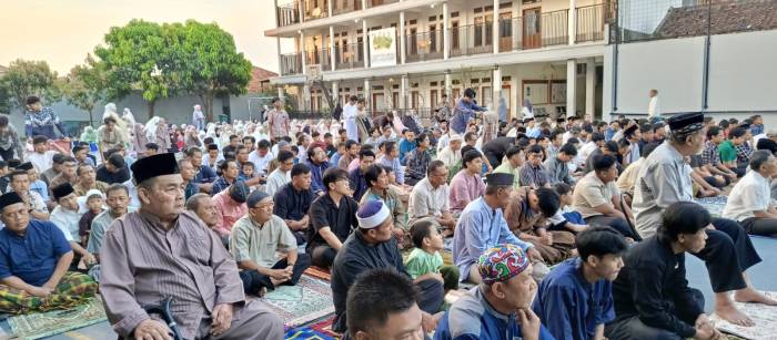 DKM Al-Haq Gelar Sholat Idul Adha di Halaman Sekolah Al-Haq, Khotib: Kurban Hakikatnya Menyembelih Sombong, Kikir, Ego, dan Cinta Dunia