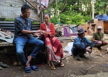 Bupati Herdiat Datangi Langsung Rumah Warga, Salurkan Bantuan Rutilahu dan Pastikan Penanganan Kesehatan