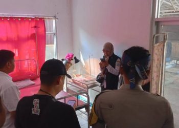 Seorang Warga Garut Menemukan Bayi Laki-Laki dalam Tas di Gang Permukiman, Polisi Telusuri Identitas Orang Tua.