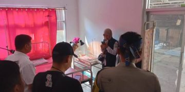 Seorang Warga Garut Menemukan Bayi Laki-Laki dalam Tas di Gang Permukiman, Polisi Telusuri Identitas Orang Tua.