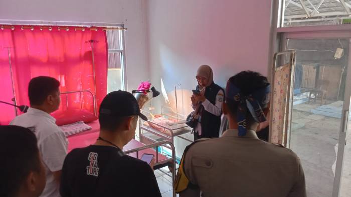 Seorang Warga Garut Menemukan Bayi Laki-Laki dalam Tas di Gang Permukiman, Polisi Telusuri Identitas Orang Tua.
