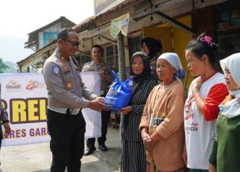 Dalam Rangka Menyambut Hari Bhayangkara ke-80, Polres Garut Gelar Bakti Sosial Pembagian Sembako Kepada Masyarakat