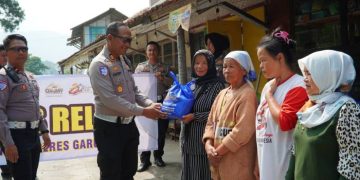 Dalam Rangka Menyambut Hari Bhayangkara ke-80, Polres Garut Gelar Bakti Sosial Pembagian Sembako Kepada Masyarakat
