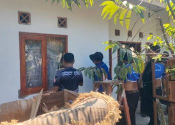Kemensos, Dinsos, dan Tagana Gotong Royong Perbaiki Rumah Lansia di Ciamis