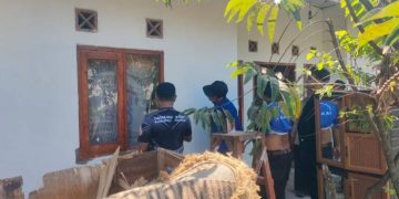 Kemensos, Dinsos, dan Tagana Gotong Royong Perbaiki Rumah Lansia di Ciamis