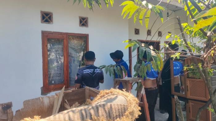 Kemensos, Dinsos, dan Tagana Gotong Royong Perbaiki Rumah Lansia di Ciamis