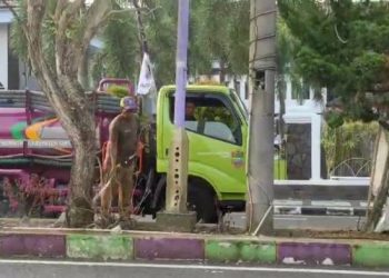 Hadapi Musim Kemarau, DPRKPLH Ciamis Uji Coba Mobil Tangki untuk Penyiraman Taman Kota