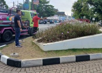 Hadapi Musim Kemarau, DPRKPLH Ciamis Uji Coba Mobil Tangki untuk Penyiraman Taman Kota