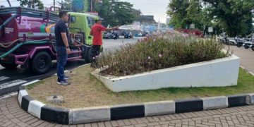 Hadapi Musim Kemarau, DPRKPLH Ciamis Uji Coba Mobil Tangki untuk Penyiraman Taman Kota