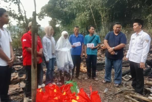 Yudha Puja Turnawan Tinjau Korban Kebakaran, Dorong Pemkab Garut dan Berbagai Pihak Segera Bangun Kembali Rumah Lansia