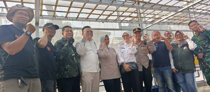 Boling Ketua DPRD Tinjau Green House BUMDes Marsela Mahardika Dorong Kembangkan Budi Daya Melon Fujisawa
