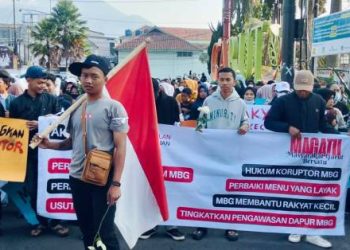 Ribuan Warga Padati Simpang Lima Garut, Serukan Keberlanjutan Program MBG dan Perang Melawan Korupsi