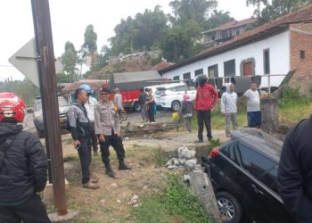 Mobil Masuk Ke Parit Usai Hindari Motor Yang Hilang Kendali, Polsek Cisurupan Polres Garut Gercep Lakukan Evakuasi