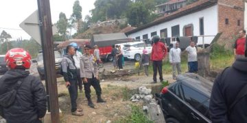 Mobil Masuk Ke Parit Usai Hindari Motor Yang Hilang Kendali, Polsek Cisurupan Polres Garut Gercep Lakukan Evakuasi