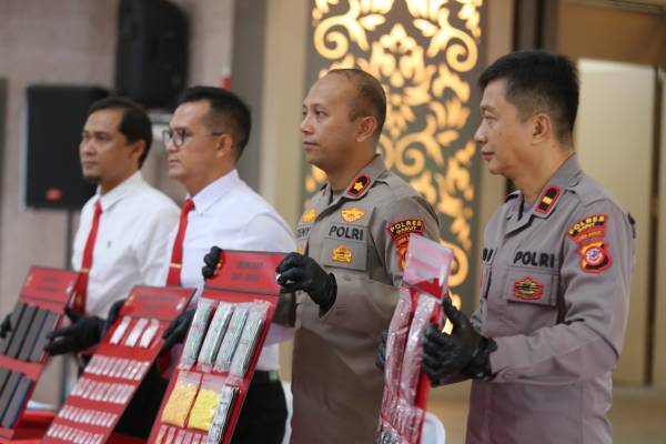 Polres Garut Menggelar Konferensi Pers Pengungkapan Kasus Tindak Pidana Penyalahgunaan Narkotika, Psikotropika, dan Obat-obatan Tertentu