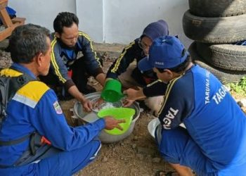 Jelang Jumat Berkah Part 3, Tujuh Personel Tagana Ciamis Sibuk di Dapur Siapkan Menu Ikan Goreng dan Sayur Tahu