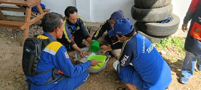 Jelang Jumat Berkah Part 3, Tujuh Personel Tagana Ciamis Sibuk di Dapur Siapkan Menu Ikan Goreng dan Sayur Tahu