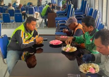 Usai Salat Jumat, Aula Dinsos Ciamis Dipenuhi Warga, 100 Porsi Jumat Berkah Habis Disantap Bersama