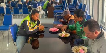 Usai Salat Jumat, Aula Dinsos Ciamis Dipenuhi Warga, 100 Porsi Jumat Berkah Habis Disantap Bersama