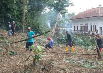 Guyub Ngawangun Galuh Terwujud di Rancah, Warga RW 05 Cisontrol Gotong Royong Antisipasi Longsor dan Siapkan Lahan Ponpes