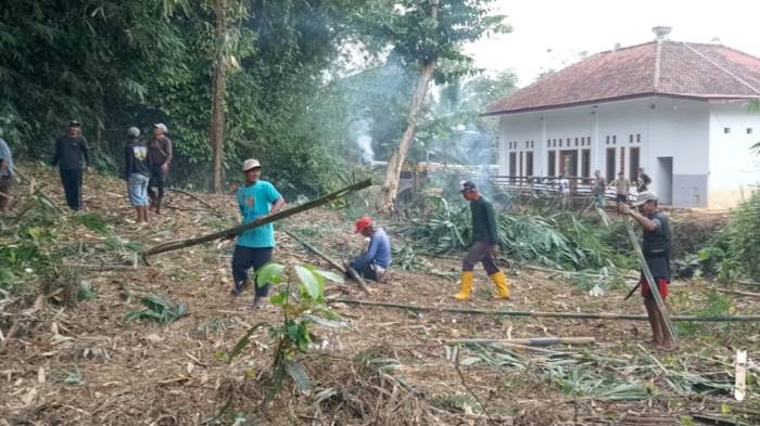 Guyub Ngawangun Galuh Terwujud di Rancah, Warga RW 05 Cisontrol Gotong Royong Antisipasi Longsor dan Siapkan Lahan Ponpes