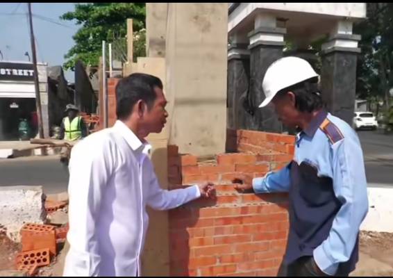 Bupati Purwakarta Tegur Pekerjaan Bata Ekspos Gapura Cipaisan, Minta Kualitas Proyek Diperbaiki