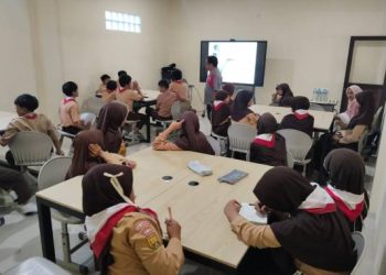 Kenalkan Teknologi Perakitan Robot Mobil Berbasis Panel Surya ke Siswa  SD IT Fithrah Insani 3